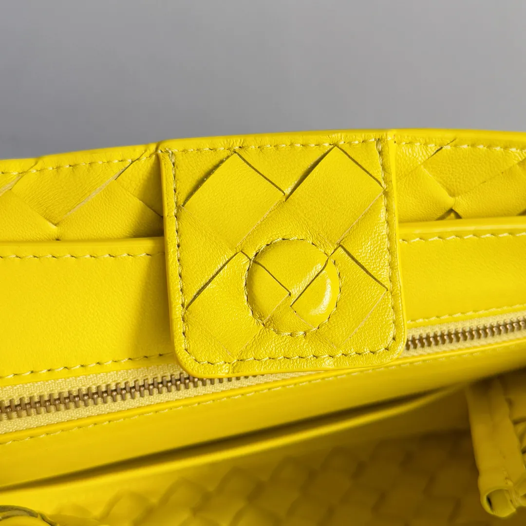 The 2023 new Andiamo batch of 1860 BV has been shipped‼ ️Really popular🔥The new Andiamo woven handbag launched by Bottega Veneta this season is really popular all over the world! ! Celebrities at home and abroad have worn it, and Oscar-winning actress Michelle Yeoh has taken it out on the street. Song Jia, Trai Yara, Yu Feihong, Sanji Ayaka, Rosie Hunting-Whiteley, Yoshioka Riho, etc. have all picked up this bag. It is classic and versatile, showing off its temperament, and the bag capacity is also large, which is very convenient for daily commuting! ! A variety of carrying methods, the shoulder straps can be adjusted by yourself, the original lambskin feels soft and delicate, and the unisex style breaks gender boundaries and brings a more practical and longer-lasting use experience. Andiamo, which has both elegant and casual styles, perfectly interprets the true appearance of "fashionable old money style". Style number: 743568 Size: 25*22*10.5cm